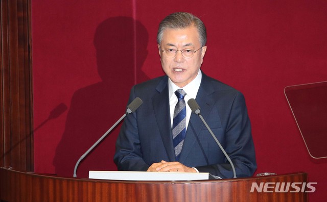 【서울=뉴시스】 고승민 기자 = 문재인 대통령이 1일 오전 국회 본회의장에서 2019년도 예산안 시정연설을 하고 있다. 2018.11.01. photo@newsis.com