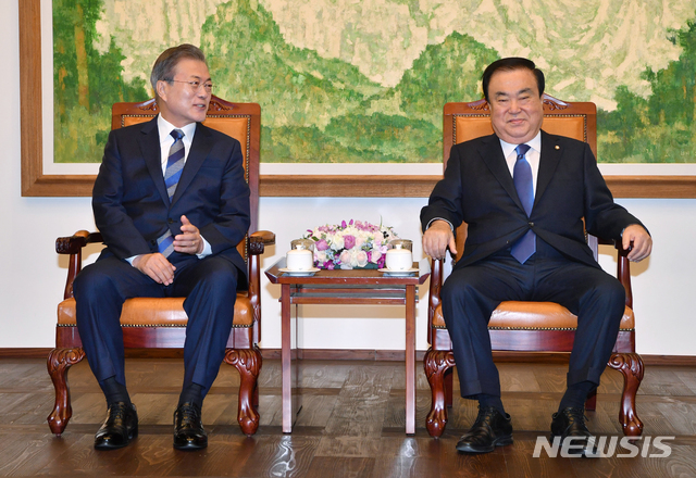 【서울=뉴시스】전신 기자 = 문재인 대통령이 1일 서울 여의도 국회 본회의장에서 2019년도 예산안 시정연설에 앞서 문희상 국회의장과 환담하고 있다. 2018.11.01.&nbsp; photo1006@newsis.com