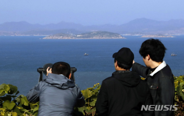 【연평도=뉴시스】최동준 기자 = 남북 간 9.19 군사 합의에 따라 지상, 해상, 공중 적대행위를 전면 중지한 1일 인천 옹진군 연평면 망향전망대에서 관광객들이 북한 장재도와 옹진군 일대를 바라보고 있다. 2018.11.01. photocdj@newsis.com