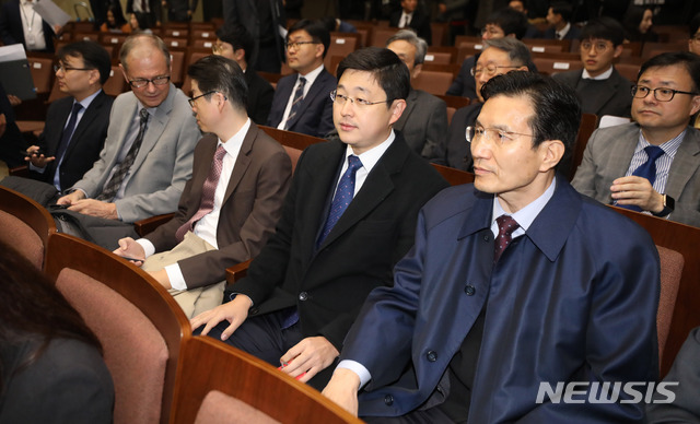 【서울=뉴시스】김선웅 기자 = 종교·양심적으로 병역을 거부해 기소된 여호와의 증인 신도 오승헌(오른쪽 두번째) 씨가 1일 오전 서울 서초구 대법원에서 열린 병역법 위반 전원합의체 시작을 기다리고 있다. 대법원은 종교·양심적 병역거부를 정당한 사유로 인정했다. 2018.11.01. mangusta@newsis.com