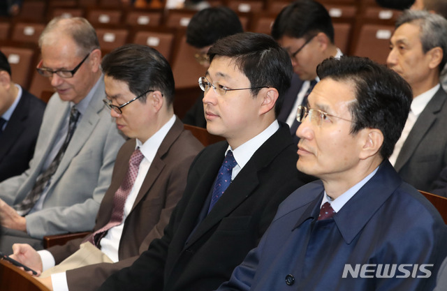 【서울=뉴시스】김선웅 기자 = 종교·양심적으로 병역을 거부해 기소된 여호와의 증인 신도 오승헌(오른쪽 두번째) 씨가 1일 오전 서울 서초구 대법원에서 열린 병역법 위반 전원합의체 시작을 기다리고 있다. 대법원은 종교·양심적 병역거부를 정당한 사유로 인정했다. 2018.11.01. mangusta@newsis.com