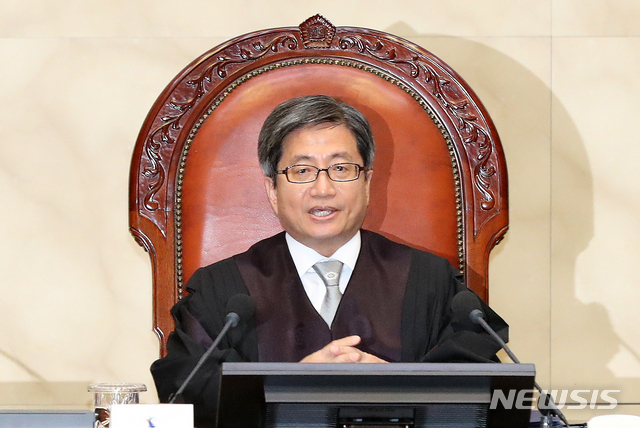 【서울=뉴시스】김선웅 기자 = 김명수 대법원장이 1일 오전 서울 서초구 대법원에서 열린 양심적 병역거부 사건 등 전원합의체에 참석하고 있다. 대법원은 종교적 병역거부는 '정당한 사유'에 해당한다고 판결했다. 2018.11.01. mangusta@newsis.com