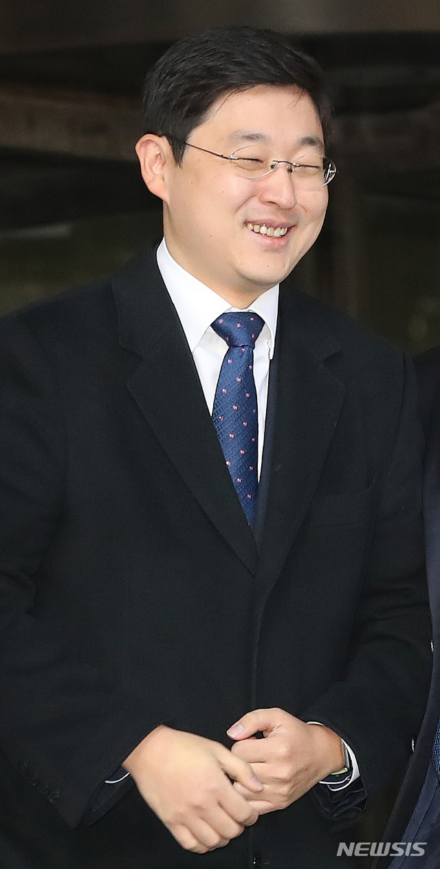 【서울=뉴시스】김선웅 기자 = 종교·양심적으로 병역을 거부해 기소된 여호와의 증인 신도 오승헌 씨가 1일 오전 서울 서초구 대법원에서 열린 병역법 위반 전원합의체에서 무죄를 선고받은 후 법정을 나서고 있다. 대법원은 종교·양심적 병역거부를 정당한 사유로 인정했다. 2018.11.01. mangusta@newsis.com