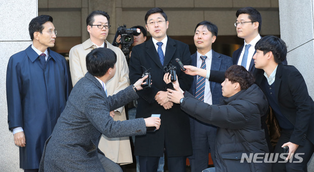 【서울=뉴시스】김선웅 기자 = 종교·양심적으로 병역을 거부해 기소된 여호와의 증인 신도 오승헌 씨가 1일 오전 서울 서초구 대법원에서 열린 병역법 위반 전원합의체에서 무죄를 선고받은 후 법정을 나서며 인터뷰를 하고 있다. 대법원은 종교·양심적 병역거부를 정당한 사유로 인정했다. 2018.11.01. mangusta@newsis.com