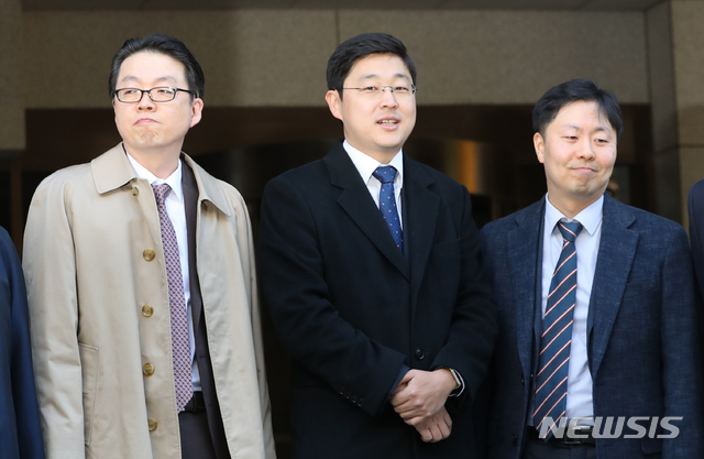 【서울=뉴시스】김선웅 기자 = 종교·양심적으로 병역을 거부해 기소된 여호와의 증인 신도 오승헌 씨가 1일 오전 서울 서초구 대법원에서 열린 병역법 위반 전원합의체에서 무죄를 선고받은 후 법정을 나서고 있다. 대법원은 종교·양심적 병역거부를 정당한 사유로 인정했다. 2018.11.01. mangusta@newsis.com