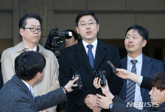 【서울=뉴시스】김선웅 기자 = 종교·양심적으로 병역을 거부해 기소된 여호와의 증인 신도 오승헌 씨가 1일 오전 서울 서초구 대법원에서 열린 병역법 위반 전원합의체에서 무죄를 선고받은 후 법정을 나서며 인터뷰를 하고 있다. 대법원은 종교·양심적 병역거부를 정당한 사유로 인정했다. 2018.11.01. mangusta@newsis.com