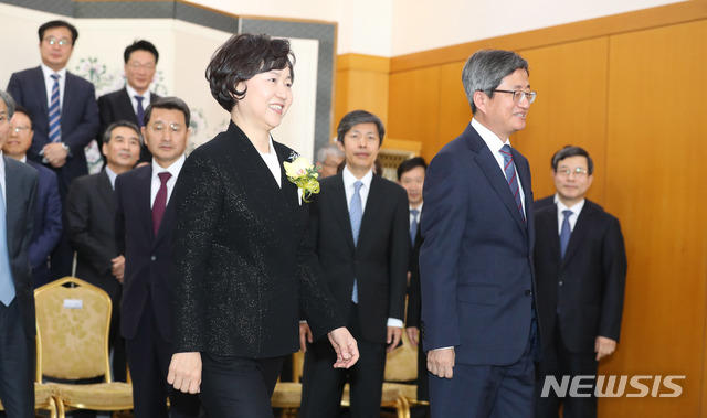 【서울=뉴시스】김선웅 기자 = 김소영 대법관이 1일 서울 서초구 대법원에서 열린 퇴임식에서 기념촬영을 마친 후 퇴임식장소를 나서고 있다. 오른쪽은 김명수 대법원장. 2018.11.01. mangusta@newsis.com