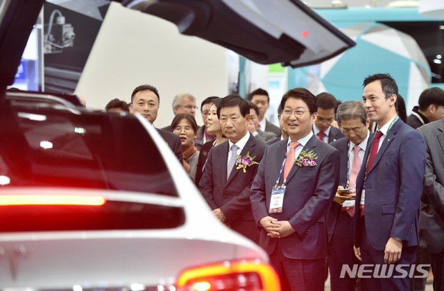【대구=뉴시스】우종록 기자 = 24일 오전 대구시 북구 산격동 엑스코에서 열린 ‘대구 국제 미래자동차엑스포 2018’에서 권영진 대구시장을 비롯한 주요 참석자들이 테슬라 모델 X 전기자동차의 퍼포먼스를 지켜보고 있다. 2018.11.01. wjr@newsis.com