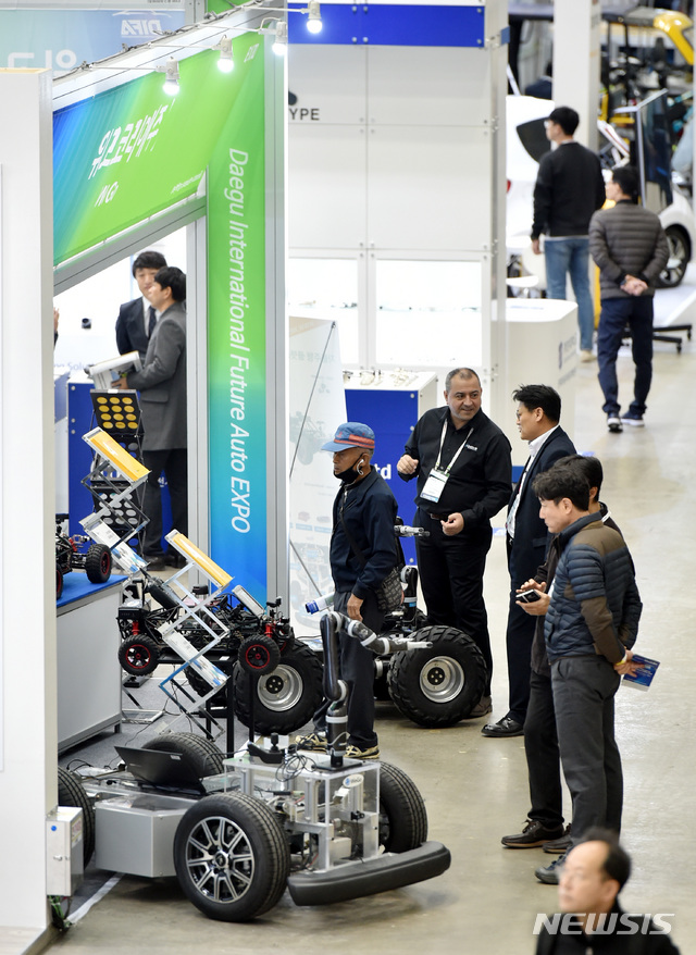 【대구=뉴시스】우종록 기자 = 1일 오전 대구 북구 산격동 엑스코에서 열린 ‘대구 국제 미래자동차엑스포 2018’에서 관람객들이 다양한 미래자동차 관련 부스를 둘러보고 있다. 2018.11.01. wjr@newsis.com