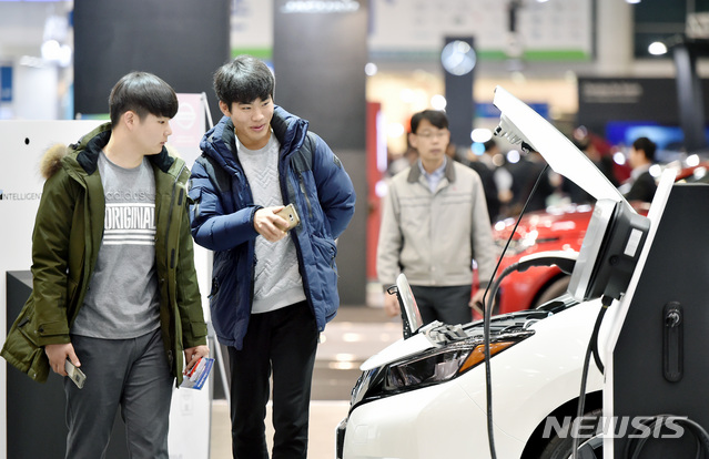【대구=뉴시스】우종록 기자 = 1일 오전 대구 북구 산격동 엑스코에서 열린 ‘대구 국제 미래자동차엑스포 2018’에서 관람객들이 해외 브랜드의 전기자동차를 살펴보고 있다. 2018.11.01. wjr@newsis.com