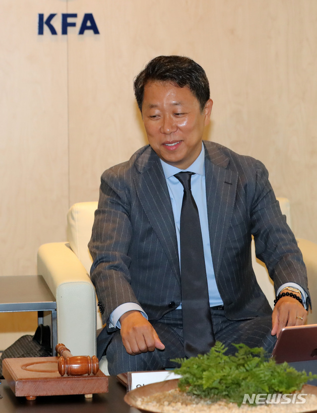 【서울=뉴시스】이영환 기자 = 1일 오후 서울 종로구 축구회관에서 열린 스포츠 공정위원회 회의에서 서창희 위원장이 자리에 앉아 의사봉을 바라보고 있다.이날 스포츠 공정위원회 회의에서는 병역특례 봉사활동 서류를 조작한 것으로 드러난 축구대표팀 수비수 장현수(FC도쿄)의 징계 수위가 결정된다.장현수는 경고부터 벌금, 출전정지, 자격정지와 최고 제명까지 받을 수 있으며, 징계 수위에 따라 내년 1월 아시안컵에 출전하지 못할 가능성이 있다. 2018.11.01.&nbsp; 20hwan@newsis.com