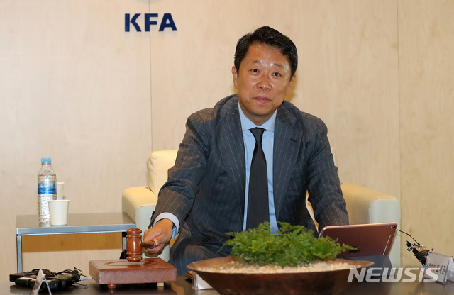 【서울=뉴시스】이영환 기자 = 1일 오후 서울 종로구 축구회관에서 열린 스포츠 공정위원회 회의에서 서창희 위원장이 의사봉을 두드리고 있다.이날 스포츠 공정위원회 회의에서는 병역특례 봉사활동 서류를 조작한 것으로 드러난 축구대표팀 수비수 장현수(FC도쿄)의 징계 수위가 결정된다.장현수는 경고부터 벌금, 출전정지, 자격정지와 최고 제명까지 받을 수 있으며, 징계 수위에 따라 내년 1월 아시안컵에 출전하지 못할 가능성이 있다. 2018.11.01. 20hwan@newsis.com