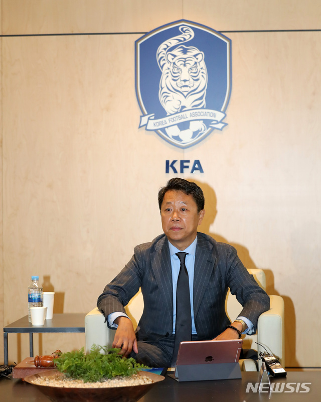 【서울=뉴시스】이영환 기자 = 1일 오후 서울 종로구 축구회관에서 열린 스포츠 공정위원회 회의에서 서창희 위원장이 자리에 앉아 있다.이날 스포츠 공정위원회 회의에서는 병역특례 봉사활동 서류를 조작한 것으로 드러난 축구대표팀 수비수 장현수(FC도쿄)의 징계 수위가 결정된다.장현수는 경고부터 벌금, 출전정지, 자격정지와 최고 제명까지 받을 수 있으며, 징계 수위에 따라 내년 1월 아시안컵에 출전하지 못할 가능성이 있다. 2018.11.01.&nbsp; 20hwan@newsis.com