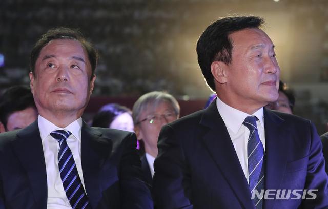 【서울=뉴시스】최진석 기자 = 자유한국당 김병준(왼쪽) 비상대책위원장과 바른미래당 손학규 대표가 1일 오후 서울 중구 장충체육관에서 열린 '2018 간호정책선포식 및 널싱 나우(Nursing now) 한국위원회 출범식'에 참석해 서로 다른곳을 보고 있다. 2018.11.01. myjs@newsis.com