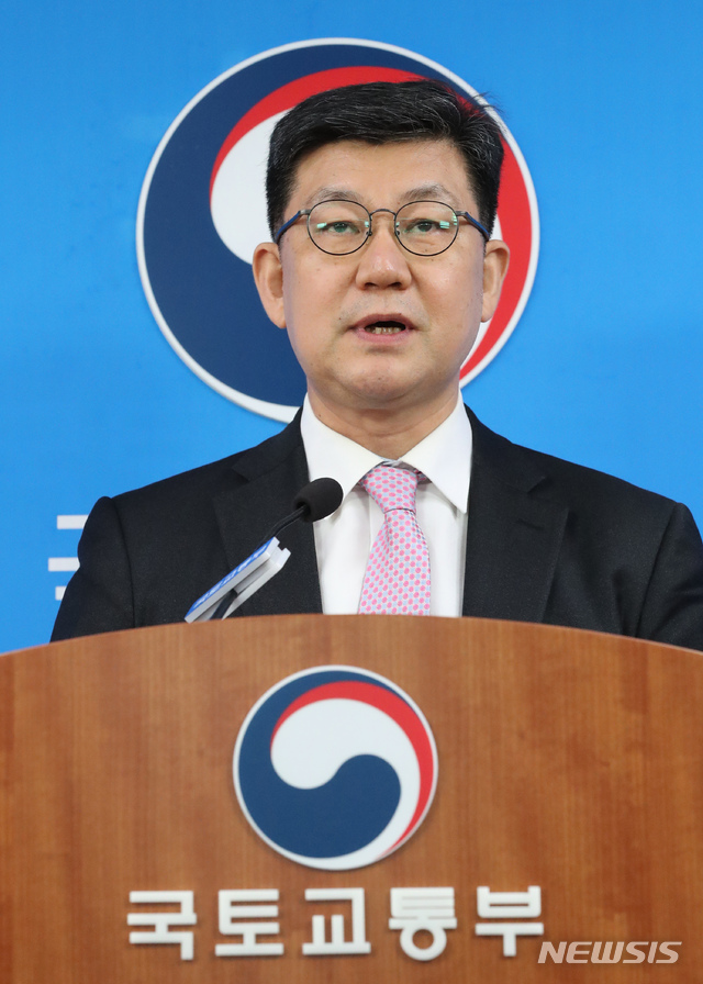 【세종=뉴시스】강종민 기자 = 김남근 국토교통분야 관행혁신위원장이 1일 오후 정부세종청사에서 국토부 주요 정책에 대한 3차 개선권고안을 발표하고 있다. 2018.11.01. ppkjm@newsis.com