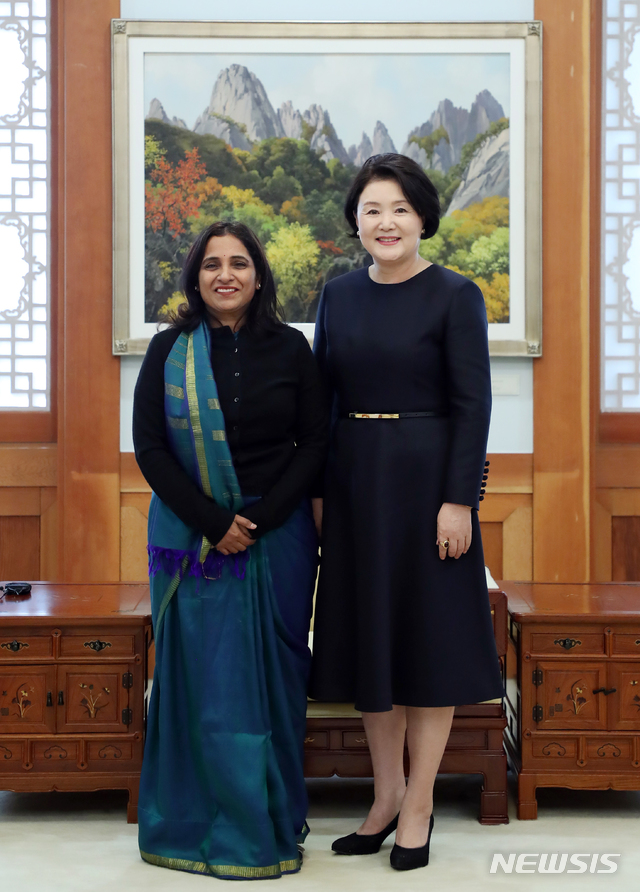 【서울=뉴시스】전신 기자 = 문재인 대통령 부인 김정숙 여사가 1일 오후 청와대 본관 영부인 접견실에서 스리프리야 란가나탄 주한인도대사를 접견하고 있다. 2018.11.01. (사진=청와대 제공) photo@newsis.com