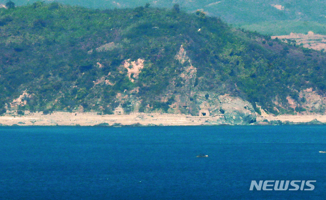 【연평도=뉴시스】 사진공동취재단 = 서해상 적대행위 금지구역(완충수역)에 관한 9.19 남북군사합의가 시행된 첫날인 1일 오전 인천시 옹진군 연평도에서 바라본 북한 개머리해안의 포진지가 닫혀 있다. 2018.11.01.&nbsp; photo@newsis.com
