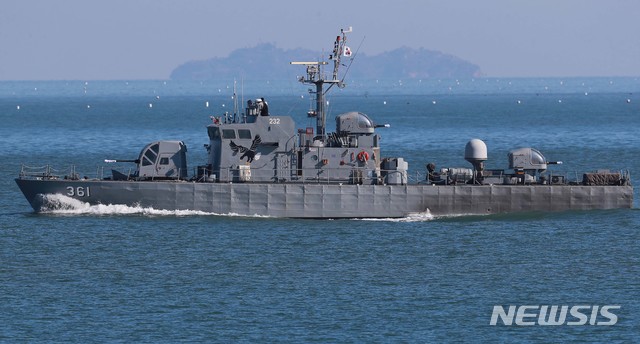 【연평도=뉴시스】 사진공동취재단 = 서해상 적대행위 금지구역(완충수역)에 관한 9.19 남북군사합의가 시행된 첫날인 1일 오후 인천시 옹진군 연평도 인근 해안에서 고속정이 기동훈련을 하고 있다. 이번 합의로 덮개가 씌워진 포신이 눈에 띈다. 2018.11.01.&nbsp; photo@newsis.com