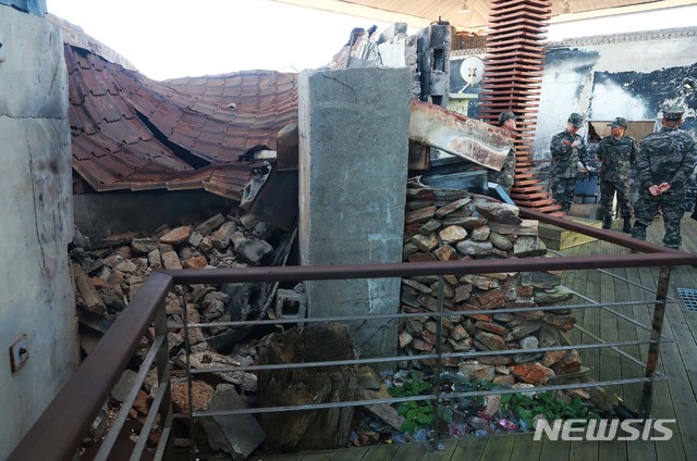 【연평도=뉴시스】 사진공동취재단 = 서해상 적대행위 금지구역(완충수역)에 관한 9.19 남북군사합의가 시행된 첫날인 1일 오후 인천시 옹진군 연평도 포격 안보교육관을 해병대원들이 둘러보고 있다. 2018.11.01.&nbsp; photo@newsis.com