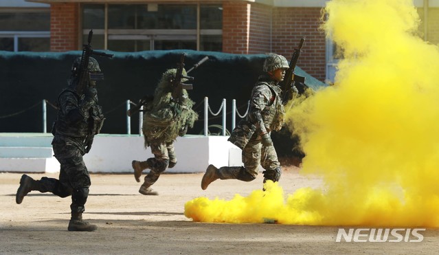 【연평도=뉴시스】 사진공동취재단 = 서해상 적대행위 금지구역(완충수역)에 관한 9.19 남북군사합의가 시행된 첫날인 1일 오후 인천시 옹진군 연평도에서 해병대원들이 훈련을 하고 있다. 2018.11.01. photo@newsis.com