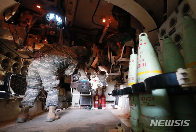 【연평도=뉴시스】 사진공동취재단 = 서해상 적대행위 금지구역(완충수역)에 관한 9.19 남북군사합의가 시행된 첫날인 1일 오후 인천시 옹진군 연평도에서 해병대원들이 포격 훈련을 하고 있다. 2018.11.01.&nbsp; photo@newsis.com