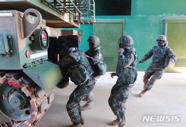 【연평도=뉴시스】 사진공동취재단 = 서해상 적대행위 금지구역(완충수역)에 관한 9.19 남북군사합의가 시행된 첫날인 1일 오후 인천시 옹진군 연평도에서 해병대원들이 포격 훈련을 하고 있다. 2018.11.01. photo@newsis.com