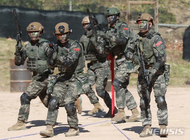 【연평도=뉴시스】 사진공동취재단 = 서해상 적대행위 금지구역(완충수역)에 관한 9.19 남북군사합의가 시행된 첫날인 1일 오후 인천시 옹진군 연평도에서 해병대원들이 훈련을 하고 있다. 2018.11.01. photo@newsis.com