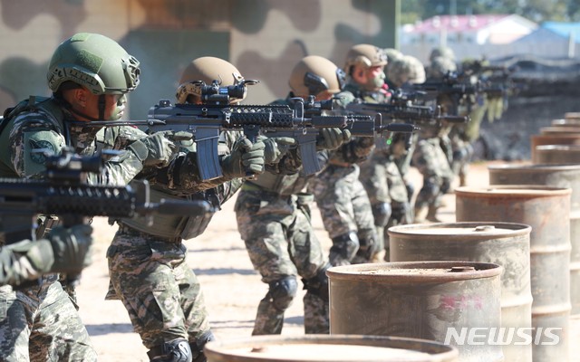 【연평도=뉴시스】 사진공동취재단 = 서해상 적대행위 금지구역(완충수역)에 관한 9.19 남북군사합의가 시행된 첫날인 1일 오후 인천시 옹진군 연평도에서 해병대원들이 훈련을 하고 있다. 2018.11.01. photo@newsis.com