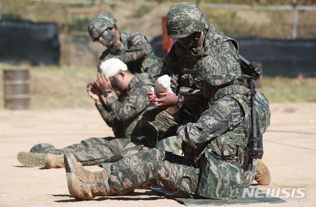 【연평도=뉴시스】 사진공동취재단 = 서해상 적대행위 금지구역(완충수역)에 관한 9.19 남북군사합의가 시행된 첫날인 1일 오후 인천시 옹진군 연평도에서 해병대원들이 훈련을 하고 있다. 2018.11.01. photo@newsis.com