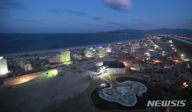 [서울=뉴시스]김정은 북한 국무위원장이 원산갈마해안관광지구 건설현장을 시찰했다고 조선중앙TV가 2018년 11월 1일 보도했다. 사진은 원산갈마해안관광지구의 모습. 2025.06.17. (사진=조선중앙TV 캡처) photo@newsis.com