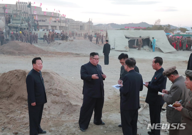 【서울=뉴시스】김정은 북한 국무위원장이 원산갈마해안관광지구 건설현장을 시찰했다고 조선중앙TV가 1일 보도했다. 2018.11.01. (사진=조선중앙TV 캡처) photo@newsis.com