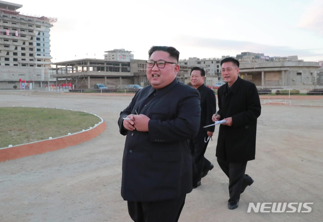 【서울=뉴시스】김정은 북한 국무위원장이 원산갈마해안관광지구 건설현장을 시찰했다고 조선중앙TV가 1일 보도했다. 2018.11.01. (사진=조선중앙TV 캡처) photo@newsis.com