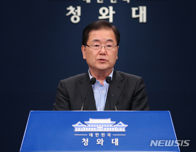 【서울=뉴시스】전신 기자 = 정의용 국가안보실장이 1일 청와대 춘추관 대브리핑룸에서 NSC회의 결과 관련 브리핑을 하고 있다. 2018.11.01.&nbsp; photo1006@newsis.com