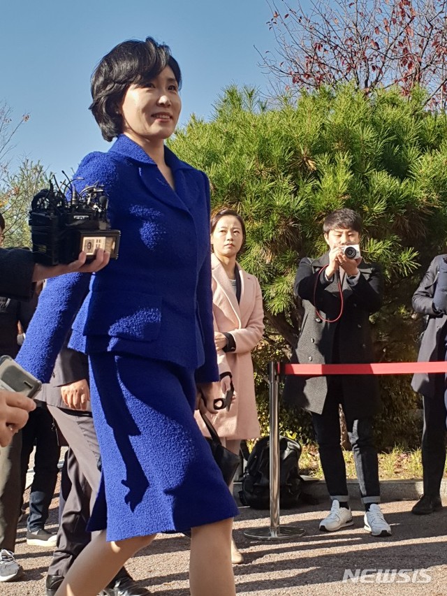 【수원=뉴시스】이병희 기자 = 이재명 경기도지사의 부인 김혜경씨가 이른바 '혜경궁 김씨' 논란으로 2일 오전 9시56분께 경기남부지방경찰청에 도착해 조사실로 들어가고 있다. 2018.11.02 heee9405@naver.com 