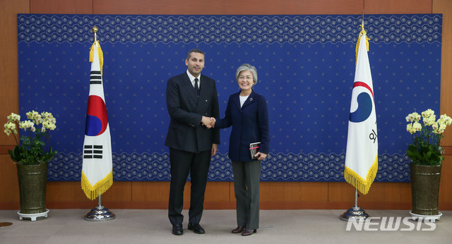 【서울=뉴시스】강경화 외교부장관이 2일 서울 종로구 외교부 청사에서 칼둔 칼리파 알 무바라크 아랍에미리트(UAE) 아부다비 행정청장과 면담하고 있다. 2018.11.02. (사진=외교부 제공) photo@newsis.com