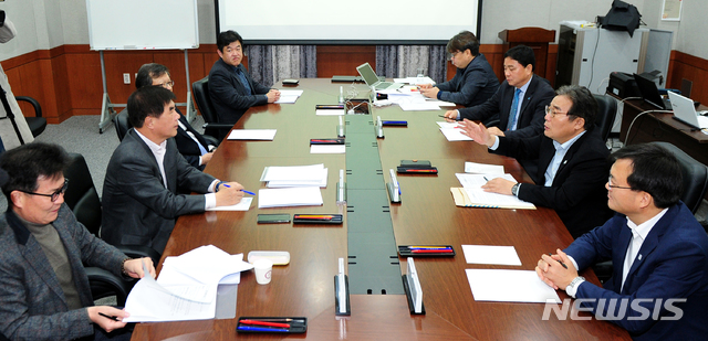 【광주=뉴시스】송창헌 기자 = 2일 광주 북구 광주과학기술진흥원에서 현대자동차 완성차공장 설립을 위한 광주시 투자유치추진단이 첫 회의를 갖고 있다. 이 자리에는 공동의장인 이병훈 광주시 문화경제부시장과 윤종해 한국노총 광주본부 의장을 비롯해 이기곤 전 기아차노조 지회장, 백승렬 어고노믹스 대표, 박명준 경제사회노동위원회 수석전문위원, 박남언 광주시 일자리경제실장이 참석했다. 2018.11.02 (사진=광주시 제공) photo@newsis.com&nbsp; 