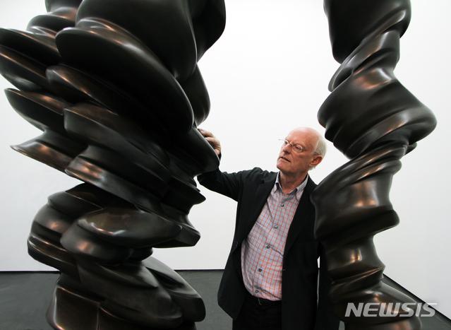 【서울=뉴시스】 세계적인 조각가 토니 크렉이 오는 8일 부터 대구 우손갤러리에서 한국에서 두번째 개인전을 연다. 형태의 상호 유기적인 율동성이 멈추지 않고 지속되는 스테인레스 스틸, 브론즈, 알루미늄, 나무 소재로 만든 작품 13점을 전시한다. 