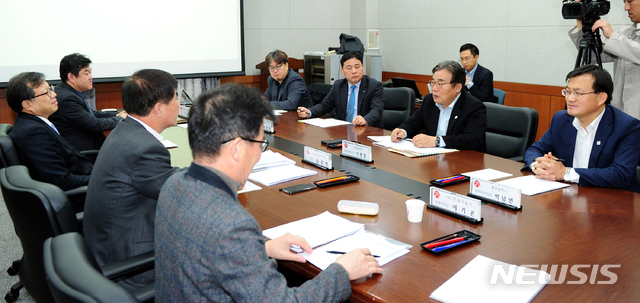 【광주=뉴시스】송창헌 기자 = 2일 광주 북구 광주과학기술진흥원에서 현대자동차 완성차공장 설립을 위한 광주시 투자유치추진단이 첫 회의를 갖고 있다. 이 자리에는 공동의장인 이병훈 광주시 문화경제부시장과 윤종해 한국노총 광주본부 의장을 비롯해 이기곤 전 기아차노조 지회장, 백승렬 어고노믹스 대표, 박명준 경제사회노동위원회 수석전문위원, 박남언 광주시 일자리경제실장이 참석했다. 2018.11.02 (사진=광주시 제공) photo@newsis.com