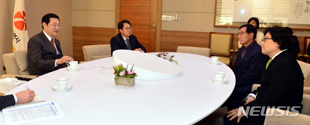 【광주=뉴시스】송창헌 기자 = 이용섭(맨 왼쪽) 광주시장이 2일 오전 시청 3층 접견실에서 2019 광주디자인비엔날레 총감독으로 위촉된 이길형 홍익대 교수와 이야기를 나누고 있다. 2018.11.02 (사진=광주시 제공) photo@newsis.com