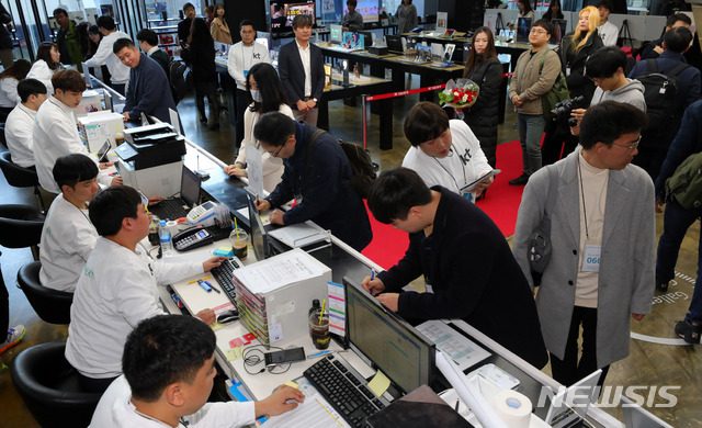 【서울=뉴시스】배훈식 기자 = 애플 아이폰XS 등 신제품 국내 출시일인 2일 오전 서울 종로구 광화문 KT 스퀘어에서 예약구매자들이 휴대전화를 개통하고 있다.&nbsp; KT는 이날 아이폰 예약구매자 중 추첨을 통해 선발한 100명을 초청, 사은품 등을 제공했다. 2018.11.02. dahora83@newsis.com