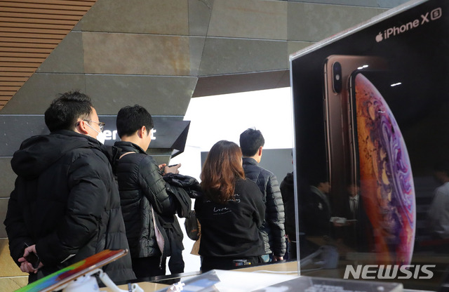 【서울=뉴시스】배훈식 기자 = 애플 아이폰XS 등 신제품 국내 출시일인 2일 오전 서울 종로구 광화문 KT 스퀘어에서 예약구매자들이 휴대전화를 개통하고 있다. KT는 이날 아이폰 예약구매자 중 추첨을 통해 선발한 100명을 초청, 사은품 등을 제공했다. 2018.11.02. dahora83@newsis.com