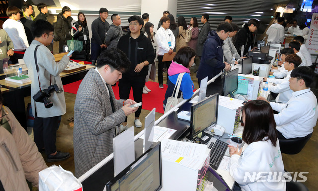 【서울=뉴시스】배훈식 기자 = 애플 아이폰XS 등 신제품 국내 출시일인 2일 오전 서울 종로구 광화문 KT 스퀘어에서 예약구매자들이 휴대전화를 개통하고 있다.&nbsp; KT는 이날 아이폰 예약구매자 중 추첨을 통해 선발한 100명을 초청, 사은품 등을 제공했다. 2018.11.02. dahora83@newsis.com