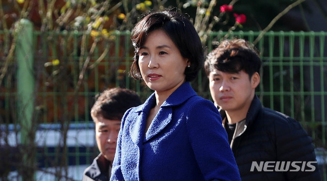 【수원=뉴시스】추상철 기자 = 이재명 경기도지사 부인 김혜경씨가 2일 오전 경기 수원 경기남부경찰청에서 혜경궁홍씨 트위터 계정의 소유주 논란과 관련 경찰 조사를 받기 위해 출석하고 있다. 2018.11.02.&nbsp; scchoo@newsis.com 