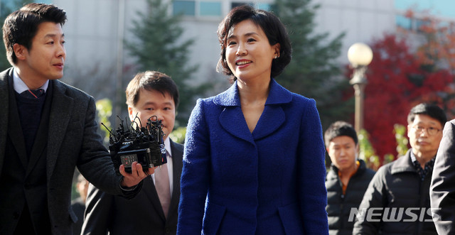 【수원=뉴시스】추상철 기자 = 이재명 경기도지사 부인 김혜경씨가 2일 오전 경기 수원 경기남부지방경찰청에서 혜경궁홍씨 트위터 계정의 소유주 논란과 관련 경찰 조사를 받기 위해 출석하고 있다. 2018.11.02. scchoo@newsis.com