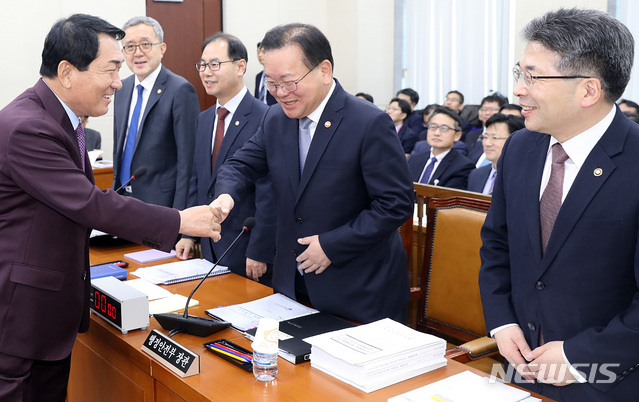 【서울=뉴시스】이종철 기자 = 2일 서울 여의도 국회에서 열린 2019년도 예산안 논의를 위한 행정안전위원회 전체회의에서 김부겸 행안부 장관이 안상수 예결위원장(왼쪽)과 악수를 하고 있다. 오른쪽은 민갑룡 경찰청장. 2018.11.02. jc4321@newsis.com