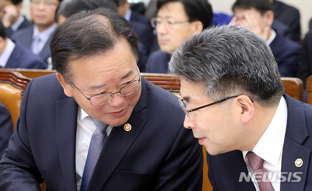 【서울=뉴시스】이종철 기자 = 2일 서울 여의도 국회에서 열린 2019년도 예산안 논의를 위한 행정안전위원회 전체회의에서 김부겸 행안부 장관(왼쪽)이 민갑룡 경찰청장과 의견을 나누고 있다. 2018.11.02. jc4321@newsis.com