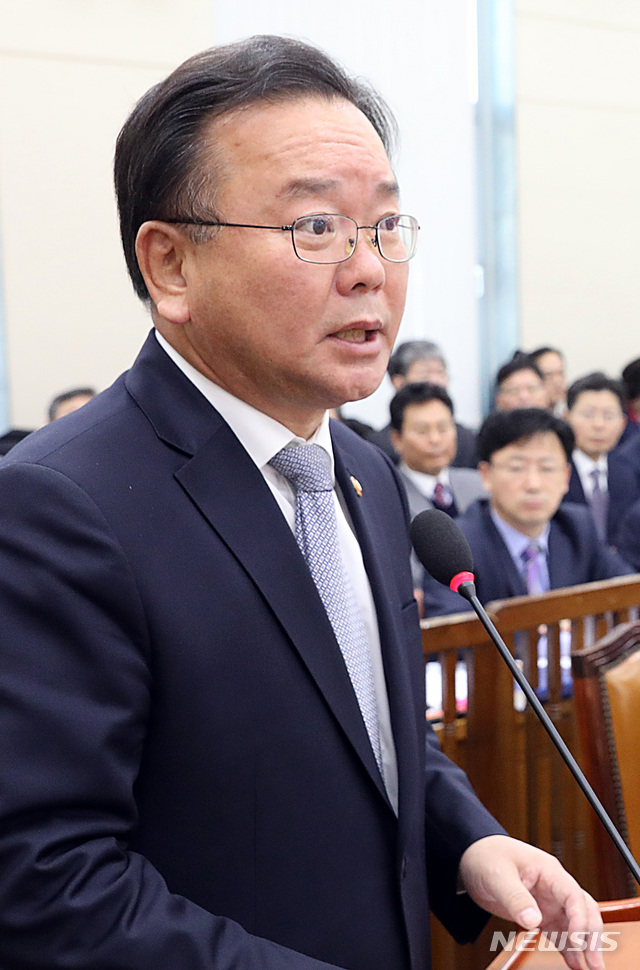 【서울=뉴시스】이종철 기자&nbsp; = 2일 서울 여의도 국회에서 열린&nbsp; 2019년도 예산안 논의를 위한 행정안전위원회 전체회의에서 김부겸 행안부 장관이 예산안을 보고하고 있다. 2018.11.02.&nbsp; jc4321@newsis.com