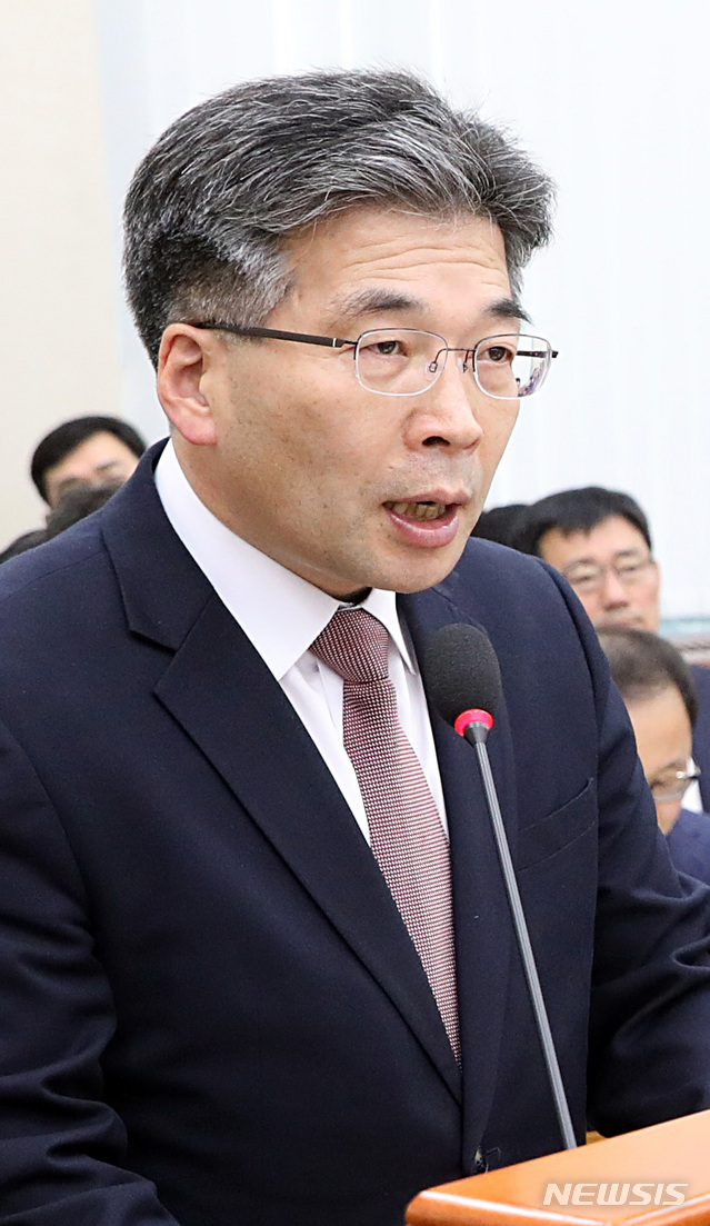 【서울=뉴시스】이종철 기자 = 2일 서울 여의도 국회에서 열린 2019년도 예산안 논의를 위한 행정안전위원회 전체회의에서 민갑룡 경찰청장이 예산안을 보고하고 있다. 2018.11.02. jc4321@newsis.com