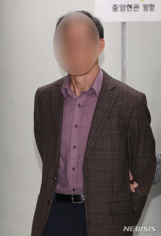 【서울=뉴시스】고범준 기자 = 국가정보원의 정치공작에 가담한 혐의로 기소된 신승균 전 국정원 국익전략실장이 2일 오전 서울 서초구 서울중앙지방법원에서 열린 1심 선고 재판에 출석하기 위해 법정으로 들어가고 있다. 2018.11.02. bjko@newsis.com