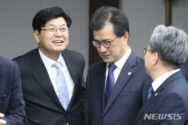 【세종=뉴시스】강종민 기자 = 지난 2일 오전 정부세종청사에서 열린 세종시 지원위원회에서 만난 이시종 충북도지사와 이춘희 세종시장의 표정이 상반된 모습을 보이고 있다. 충북도와 세종시는 'KTX 세종역 신설' 문제로 갈등을 겪고 있다. 2018.11.02. ppkjm@newsis.com